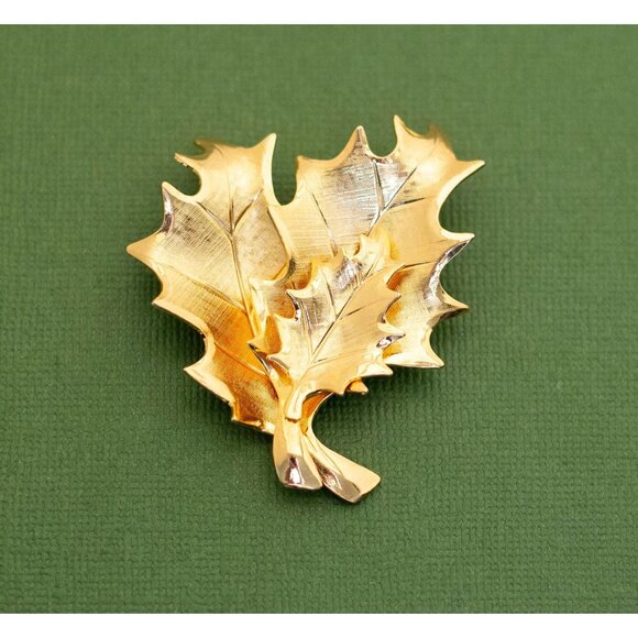 Vintage Mid Century Gold Tone Leaf Brooch K1 - Picture 1 of 2